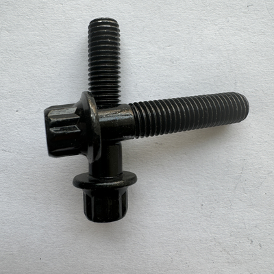 은 DIN 표준 스틸 12 PT 플랜지 헤드 볼트 M7x 32MM 길이 검은색